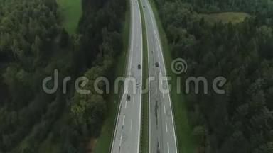 德国高速公路上的汽车快速行驶在美丽的道路上